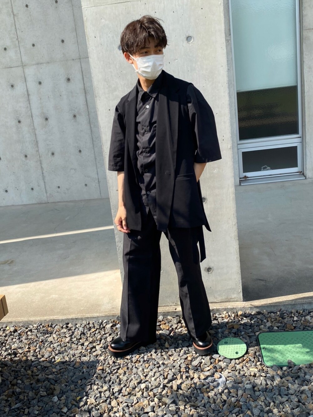 ブラック系のその他パンツ、ブラウン系のドレスシューズ、ブラック系のTシャツ/カットソーを着用したメンズの夏コーディネートの3枚目の写真