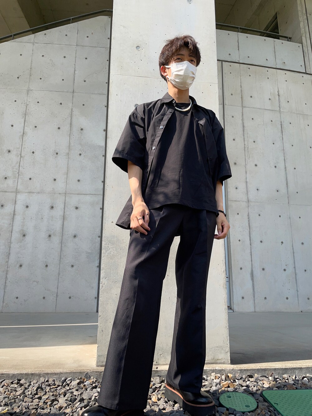 ブラウン系のドレスシューズ、ブラック系のその他パンツ、ブラック系のTシャツ/カットソーを着用したメンズの夏コーディネートの2枚目の写真