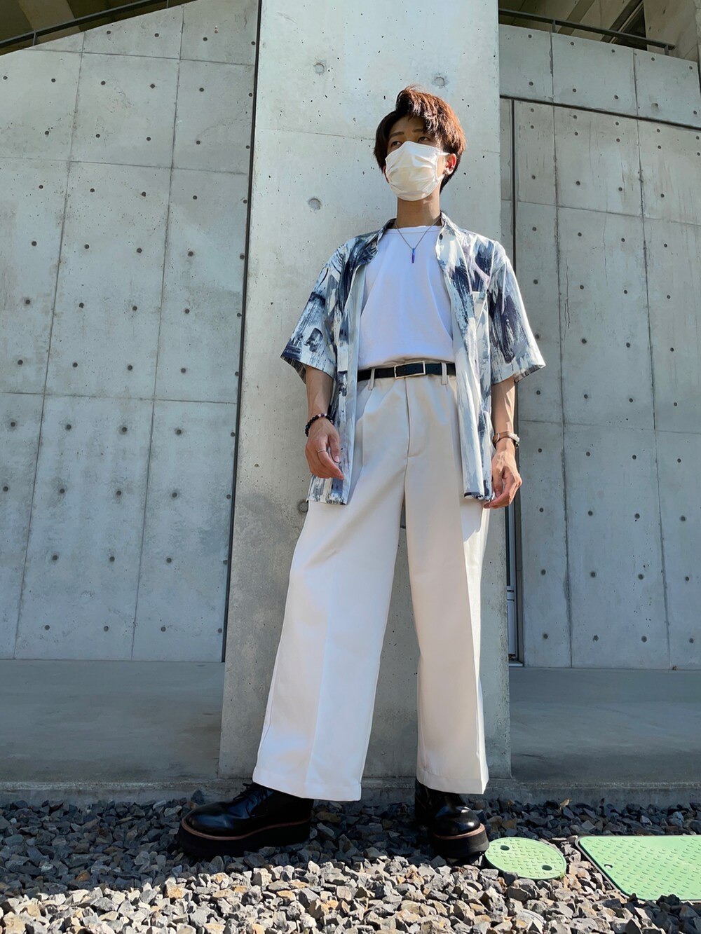 ブラウン系のドレスシューズ、ホワイト系のその他パンツ、ホワイト系のシャツ/ブラウスを着用したメンズの夏コーディネートの2枚目の写真