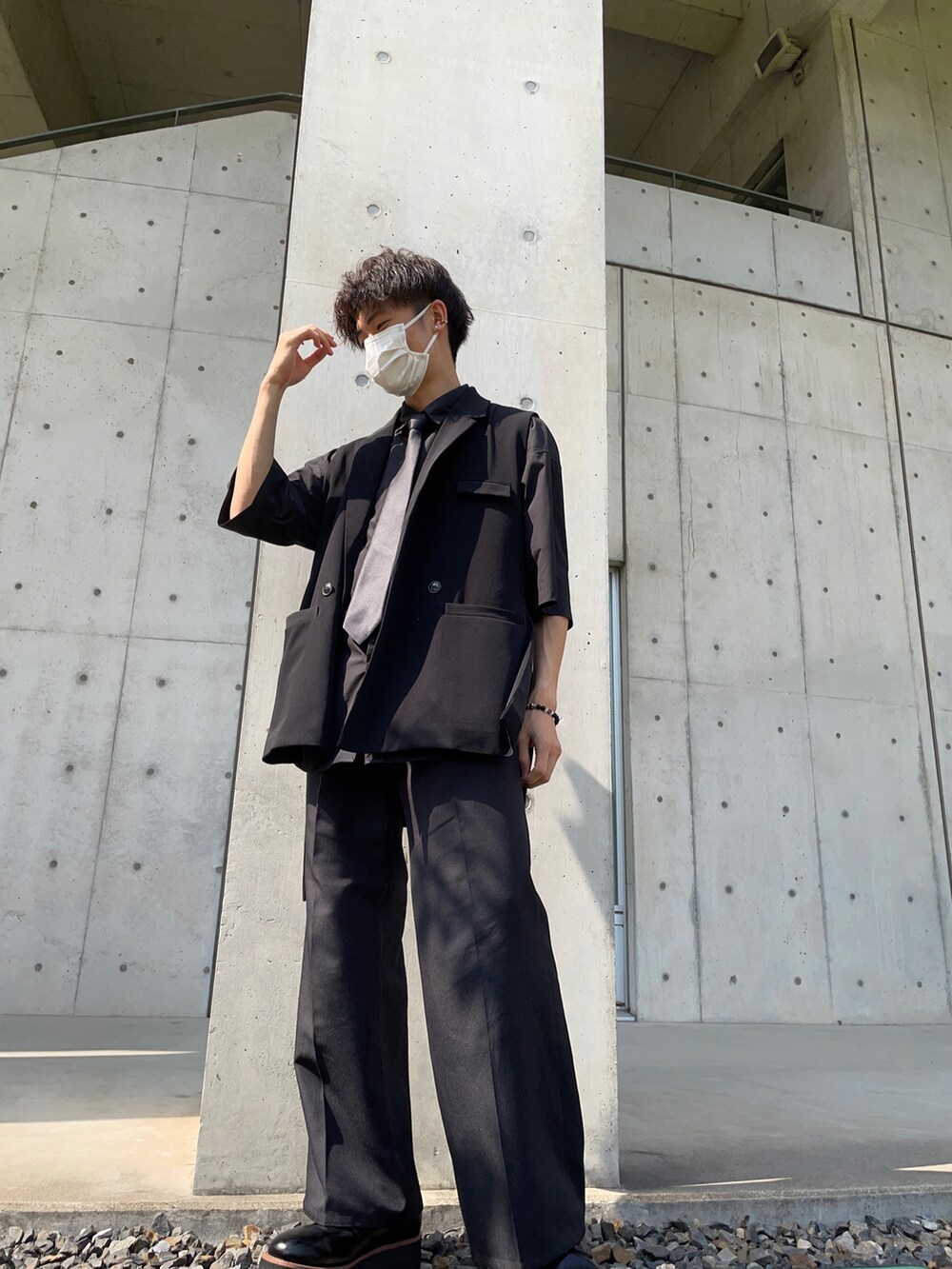 ブラック系のその他パンツ、ブラウン系のドレスシューズ、ブラック系のTシャツ/カットソーを着用したメンズの夏コーディネートの2枚目の写真