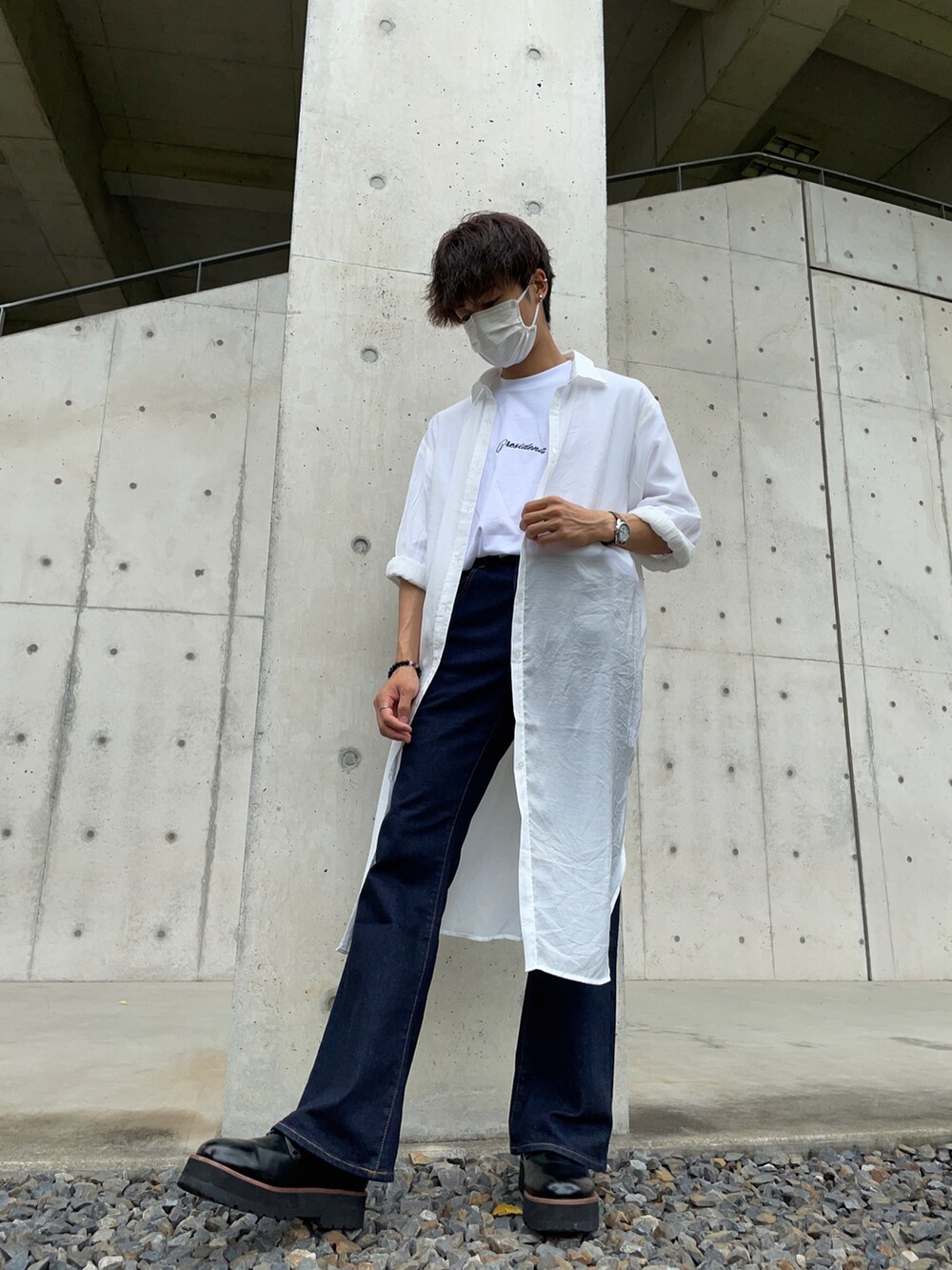 ブラック系のその他パンツ、ホワイト系のTシャツ/カットソー、ホワイト系のその他アウターを着用したメンズの夏コーディネートの3枚目の写真