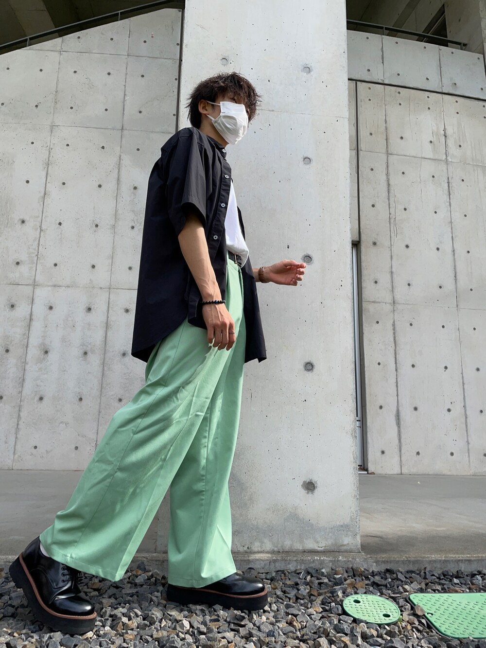 ブラウン系のドレスシューズ、グリーン系のスラックス、ホワイト系のTシャツ/カットソーを着用したメンズの夏コーディネートの2枚目の写真