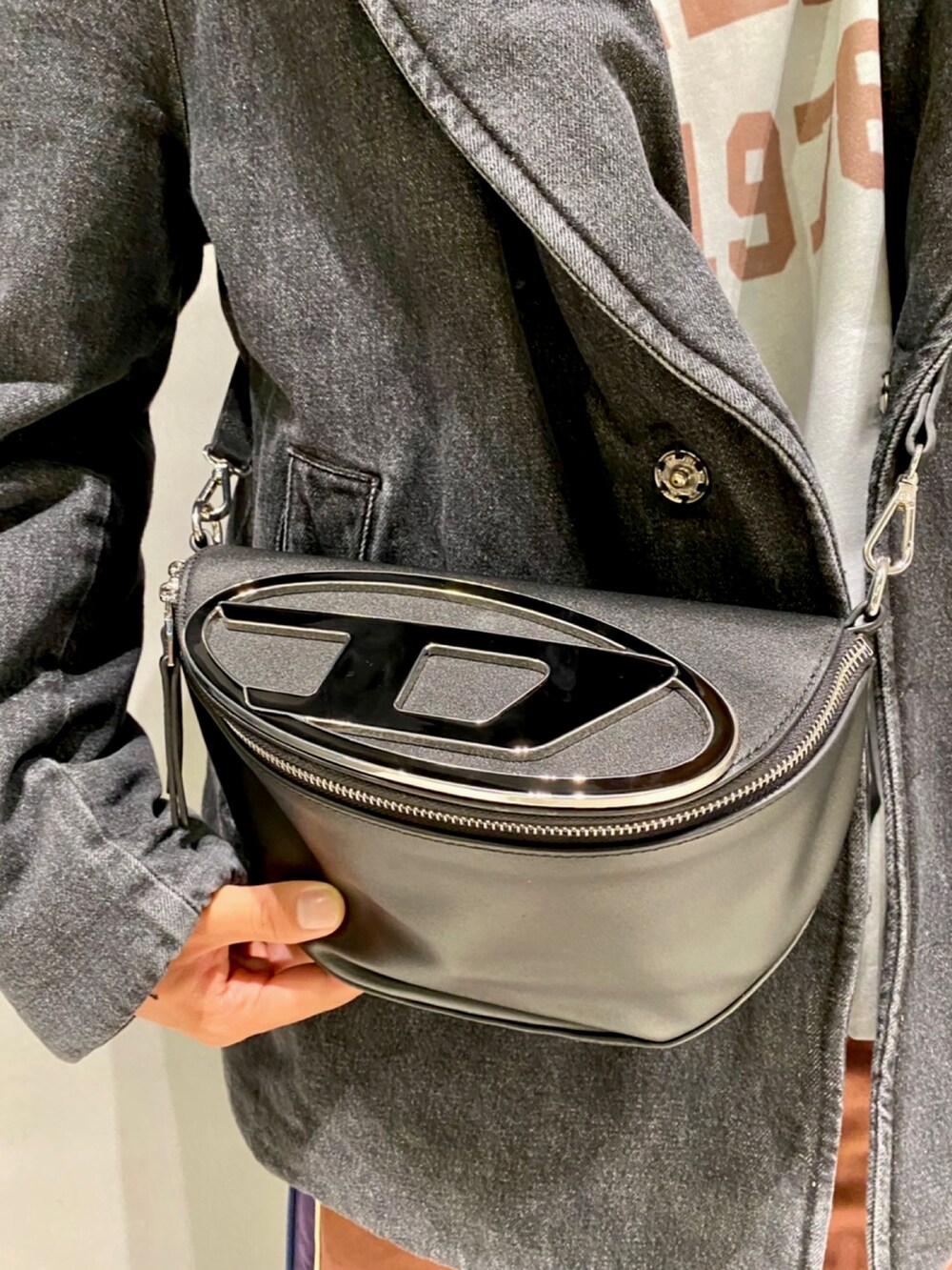 その他のその他パンツ、ホワイト系のスニーカー、グレー系のデニムジャケットを着用したメンズの秋コーディネートの3枚目の写真