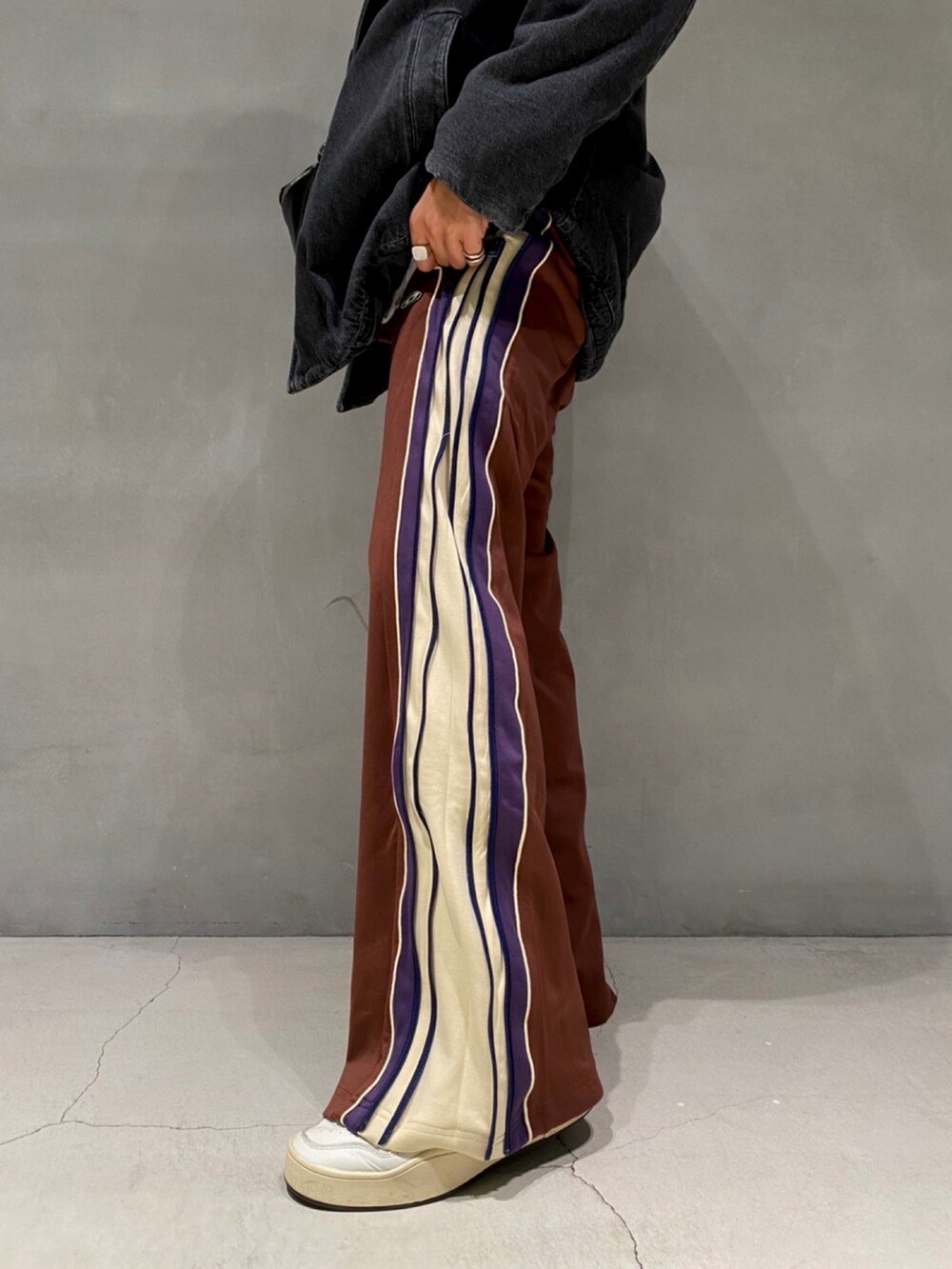 その他のその他パンツ、ホワイト系のスニーカー、グレー系のデニムジャケットを着用したメンズの秋コーディネートの2枚目の写真