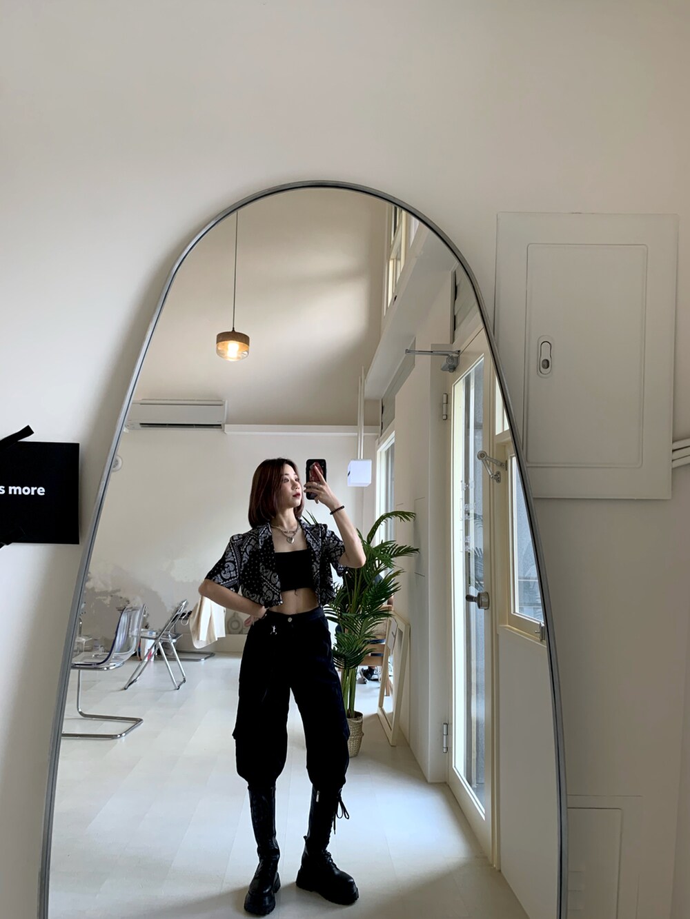 ブラック系のブーツを着用したレディースの冬コーディネートの2枚目の写真