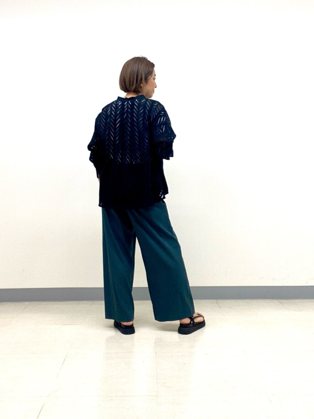 ブラック系のシャツ/ブラウス、ホワイト系のTシャツ/カットソー、グリーン系のその他パンツを着用したレディースの春コーディネートの3枚目の写真