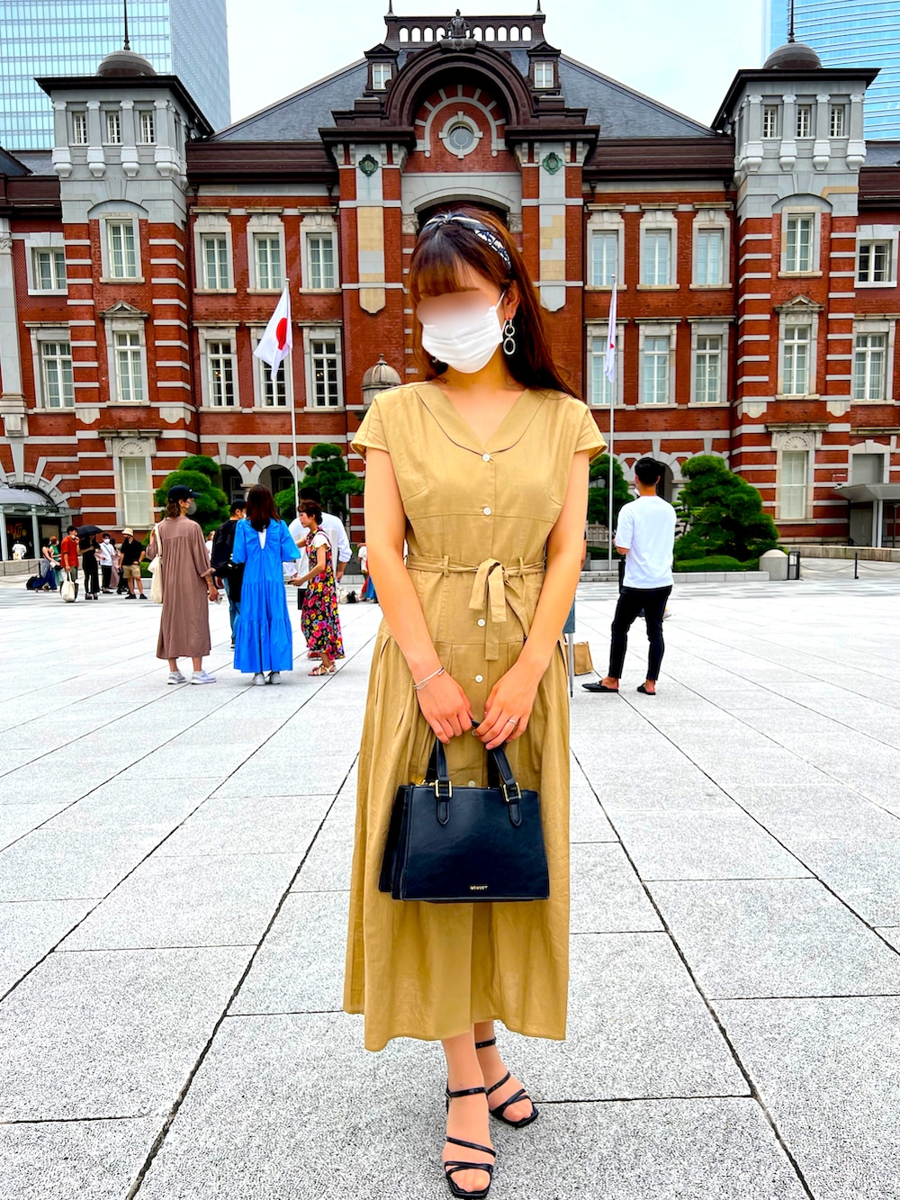 ホワイト系のTシャツ/カットソー、ブラック系のパンツ、ベージュ系のスニーカーを着用したメンズの夏コーディネートの3枚目の写真