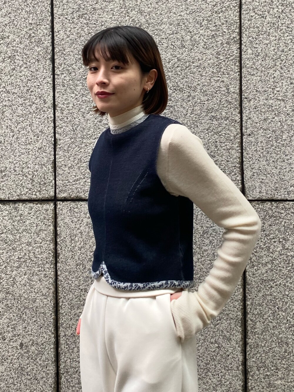「大人カジュアル」｜「STUDIOUSの【STUDIOUS/ステュディオス】ピュアカシミヤリブニットトップ（ニット/セーター、ホワイト系）」を使った、諌山桜花さん（レディース・155cm）の冬コーディネートの5枚目の写真