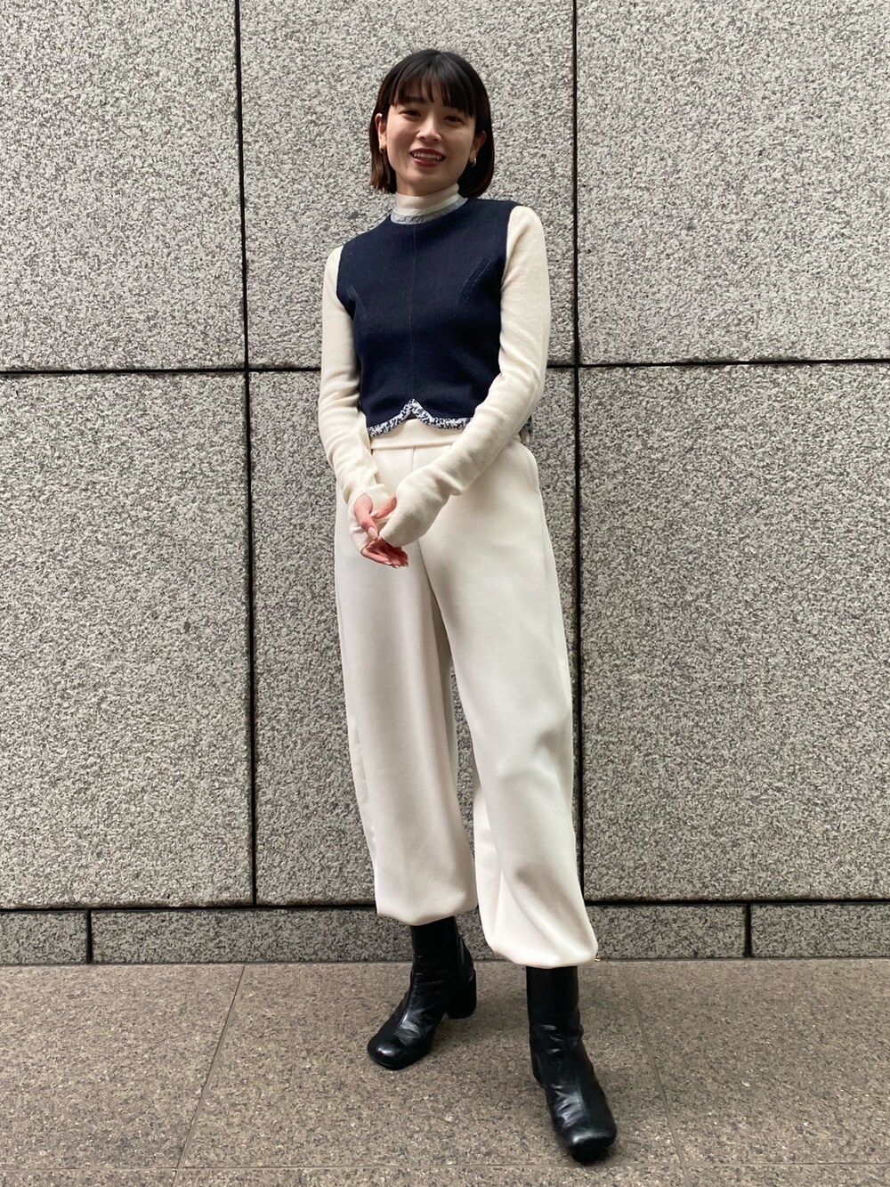 「大人カジュアル」｜「STUDIOUSの【STUDIOUS/ステュディオス】ピュアカシミヤリブニットトップ（ニット/セーター、ホワイト系）」を使った、諌山桜花さん（レディース・155cm）の冬コーディネートの2枚目の写真