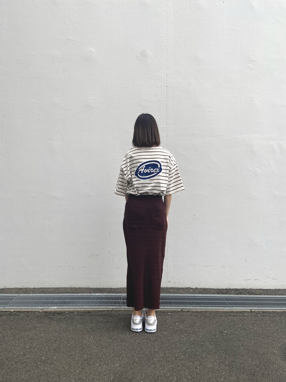 ベージュ系のTシャツ/カットソー、ブラウン系のスカートを着用したレディースの春コーディネートの2枚目の写真