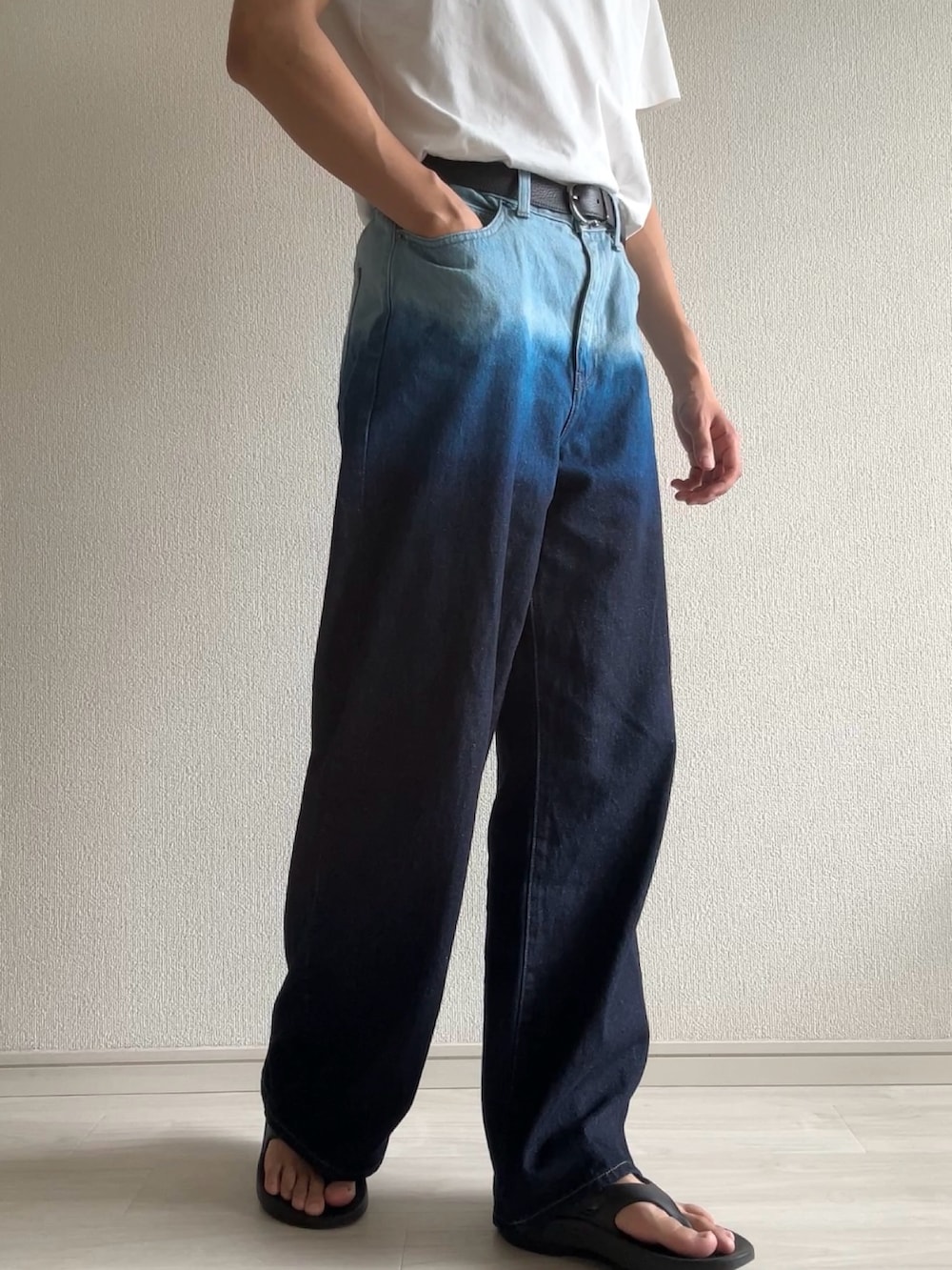 「デニム、UNIQLO、グラデーション、加工デニム、アレンジ、ワイドストレートデニム、夏コーデ、柄シャツ、ネイビー、インディゴデニム、きれいめカジュアル」｜「UNIQLOのアイテム（デニムパンツ、ブルー系）」を使った、くろすてりあむ。さん（メンズ・175cm）の夏コーディネートの3枚目の写真