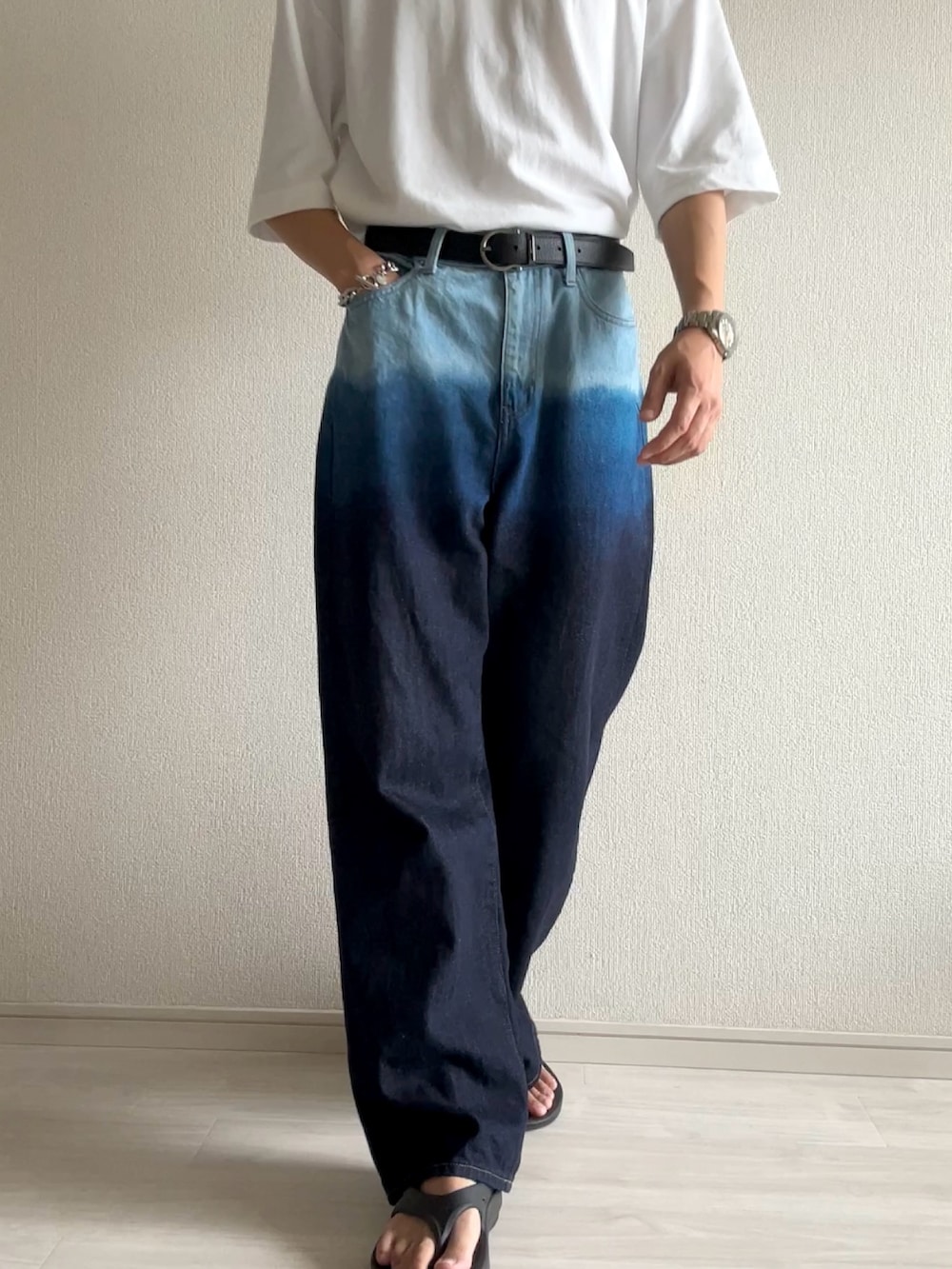 「デニム、UNIQLO、グラデーション、加工デニム、アレンジ、ワイドストレートデニム、夏コーデ、柄シャツ、ネイビー、インディゴデニム、きれいめカジュアル」｜「UNIQLOのアイテム（デニムパンツ、ブルー系）」を使った、くろすてりあむ。さん（メンズ・175cm）の夏コーディネートの2枚目の写真