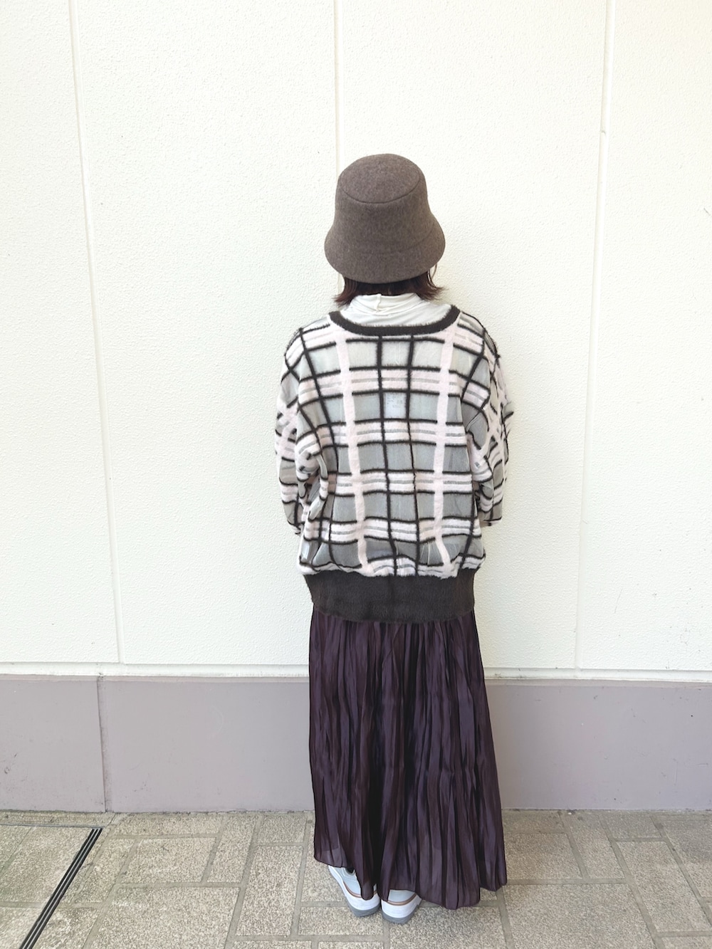 ブラウン系のスカート、ホワイト系のTシャツ/カットソー、その他のニット/セーターを着用したレディースの秋コーディネートの3枚目の写真