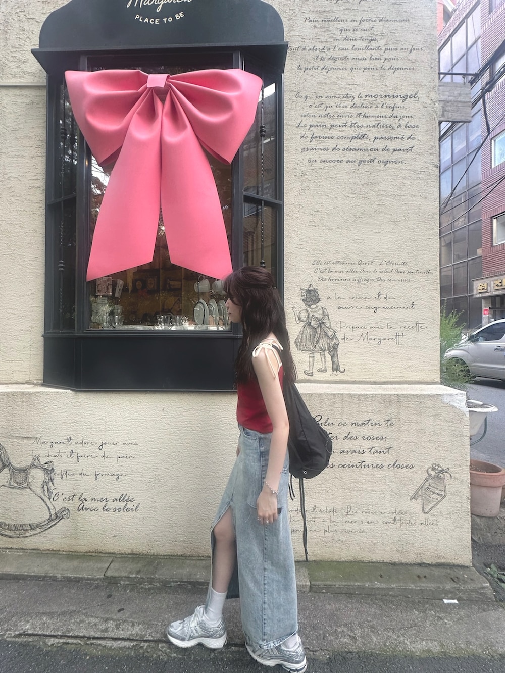 シルバー系のスニーカー、レッド系のタンクトップを着用したレディースの秋コーディネートの2枚目の写真