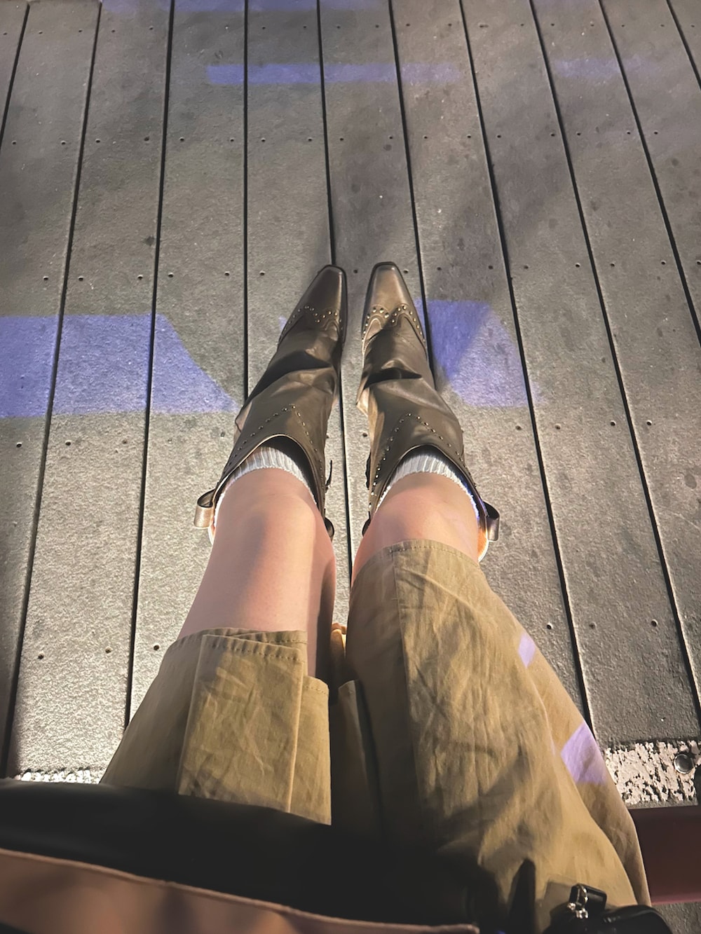 ブラウン系のブーツ、グレー系のスウェット、ブラック系のハンドバッグを着用したレディースの秋コーディネートの2枚目の写真