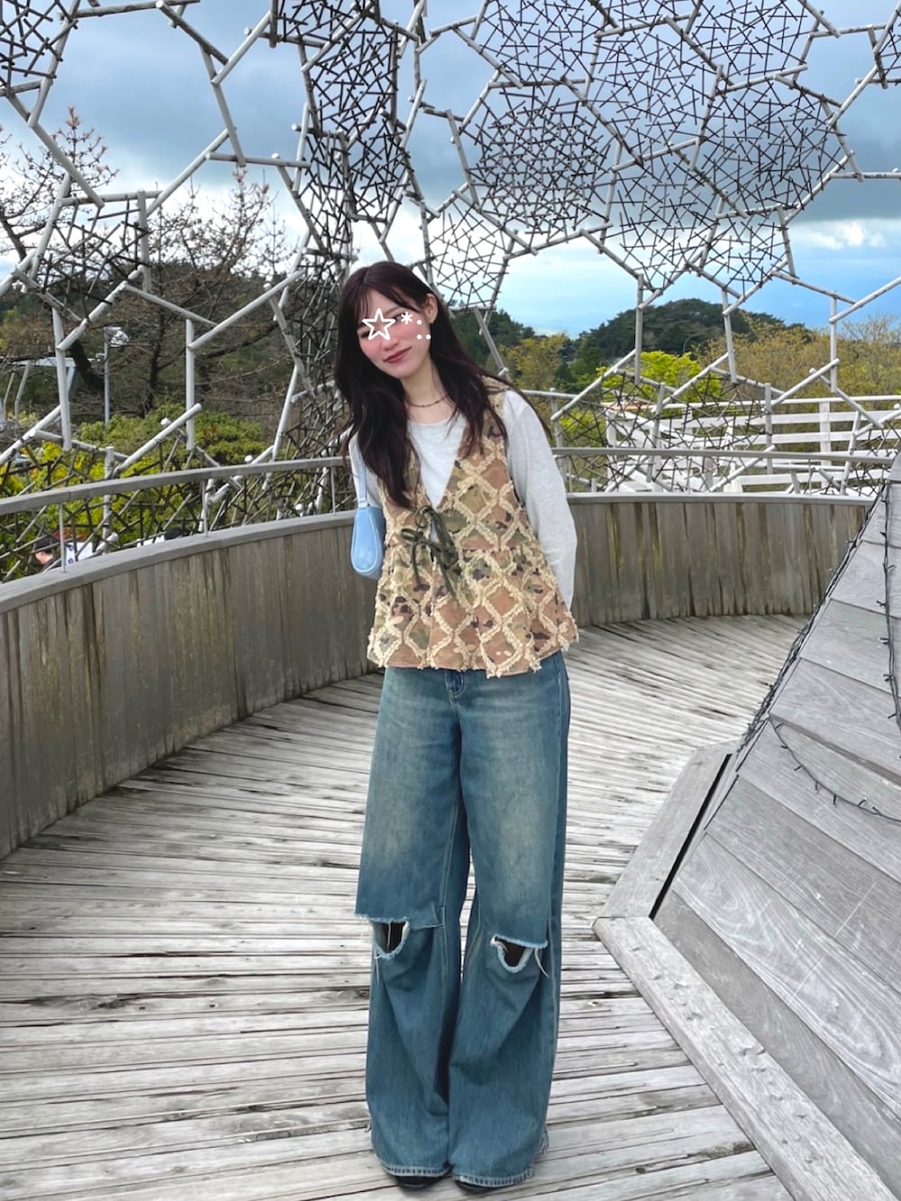 ブラウン系のベスト、ブルー系のデニムパンツ、ブラック系のローファーを着用したレディースの秋コーディネートの2枚目の写真