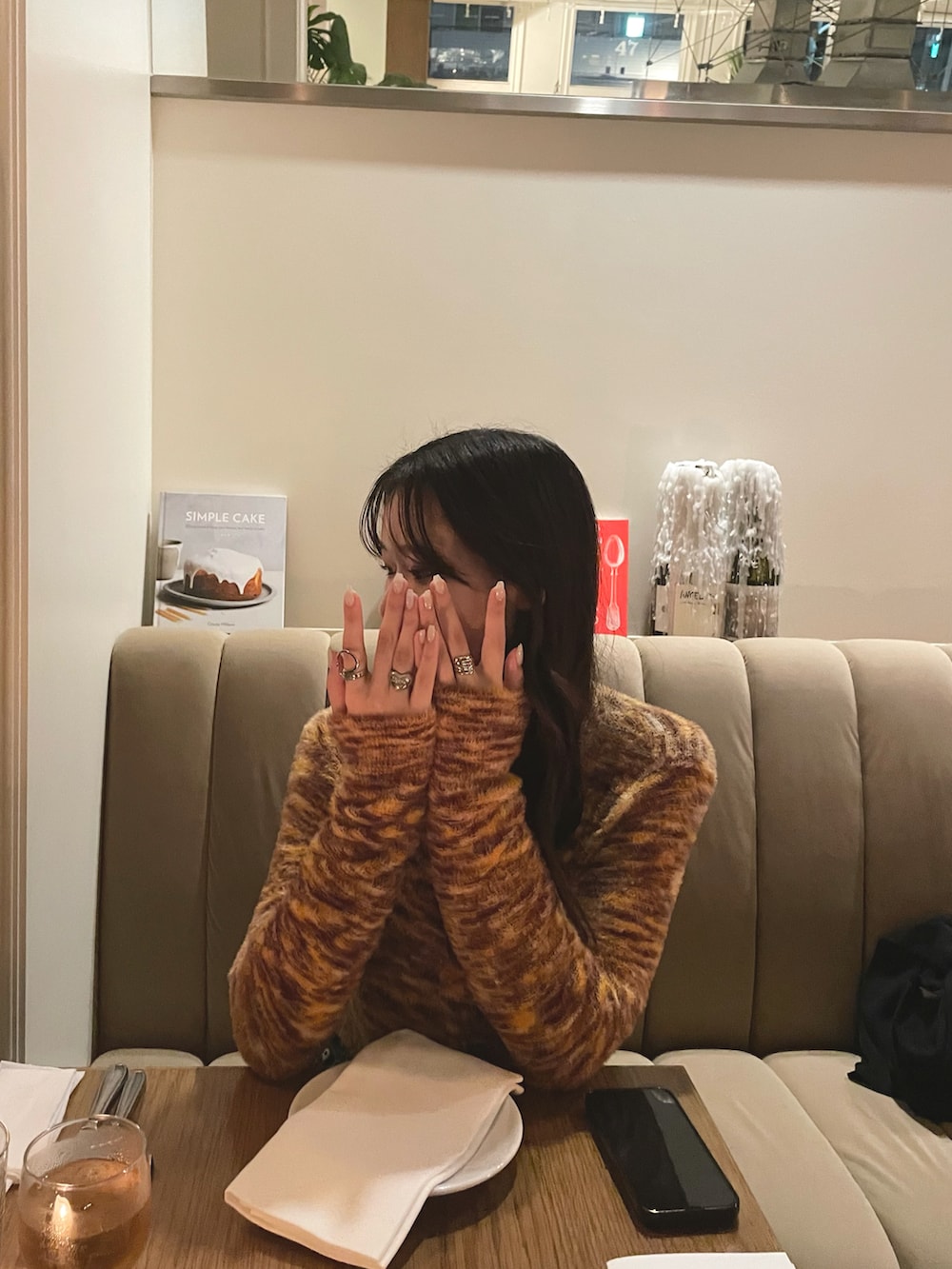 ブルー系のデニムパンツ、オレンジ系のTシャツ/カットソーを着用したレディースの秋コーディネートの3枚目の写真