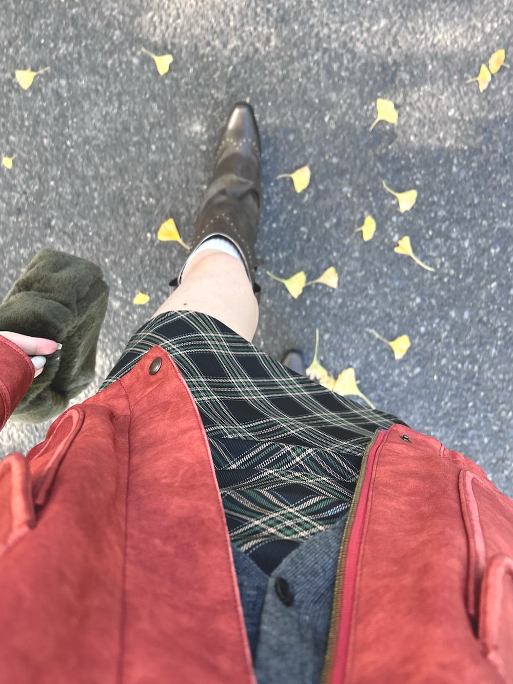 レッド系のその他アウター、ブラウン系のブーツを着用したレディースの秋コーディネートの3枚目の写真