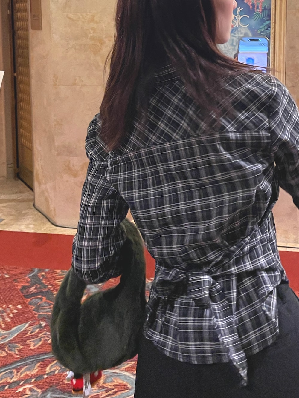 ブラック系のブーツを着用したレディースの秋コーディネートの2枚目の写真