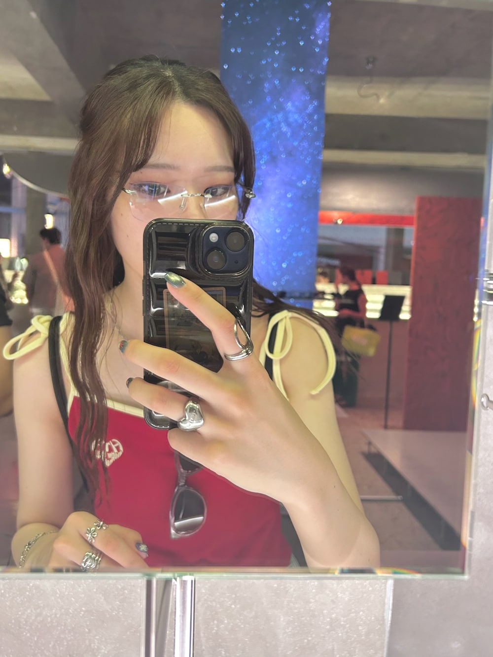 シルバー系のスニーカー、レッド系のタンクトップを着用したレディースの秋コーディネートの3枚目の写真