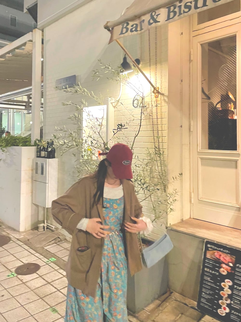 ブラウン系のテーラードジャケット、ブルー系のデニムパンツ、グリーン系のワンピースを着用したレディースの秋コーディネートの3枚目の写真