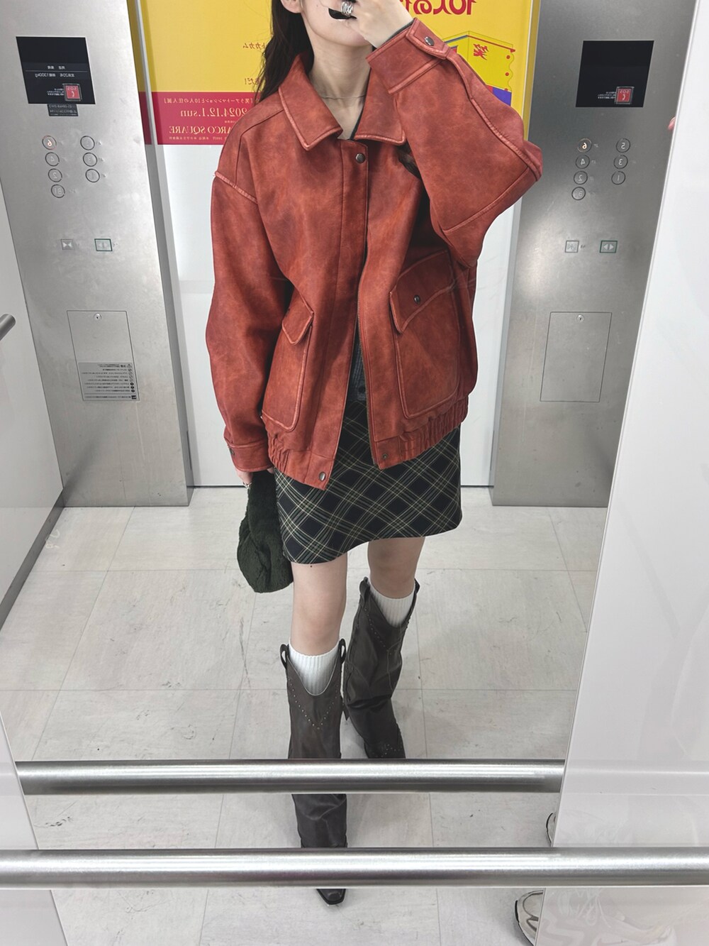 レッド系のその他アウター、ブラウン系のブーツを着用したレディースの秋コーディネートの2枚目の写真