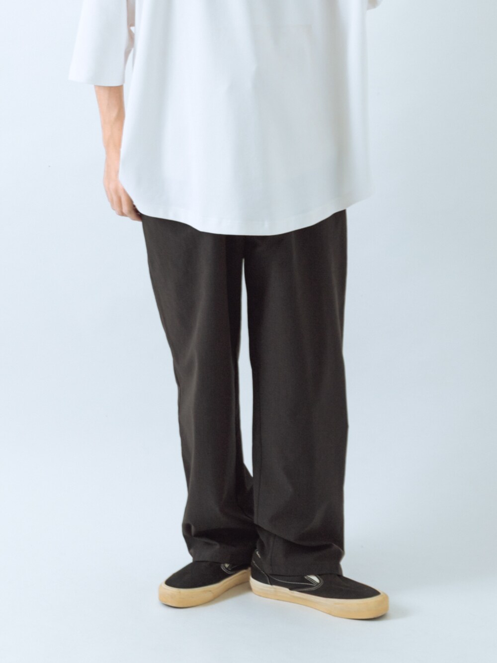 ブラック系のその他パンツ、ホワイト系のTシャツ/カットソーを着用したメンズの夏コーディネートの3枚目の写真