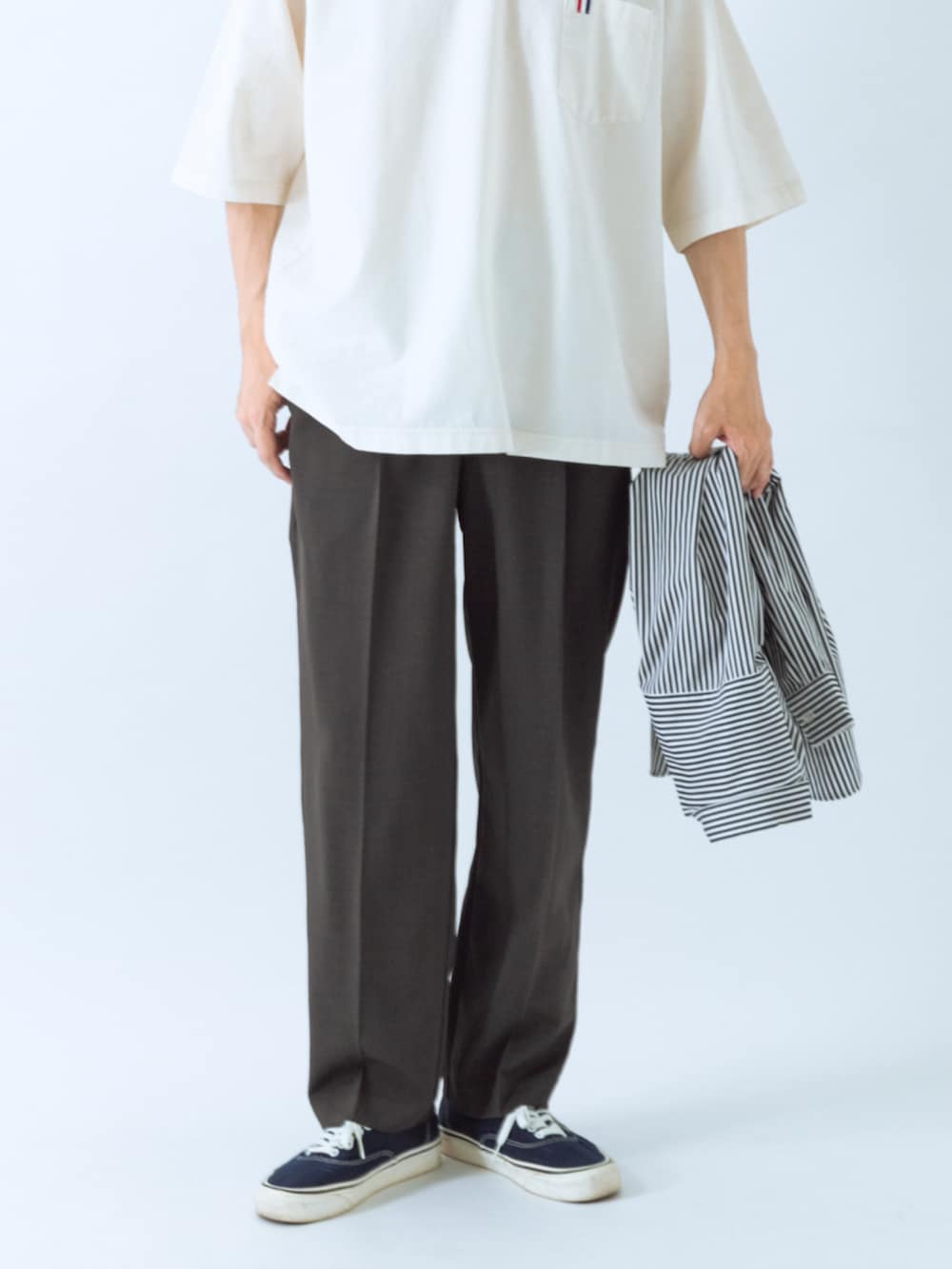 ホワイト系のTシャツ/カットソー、ブラック系のその他パンツを着用したメンズの夏コーディネートの2枚目の写真