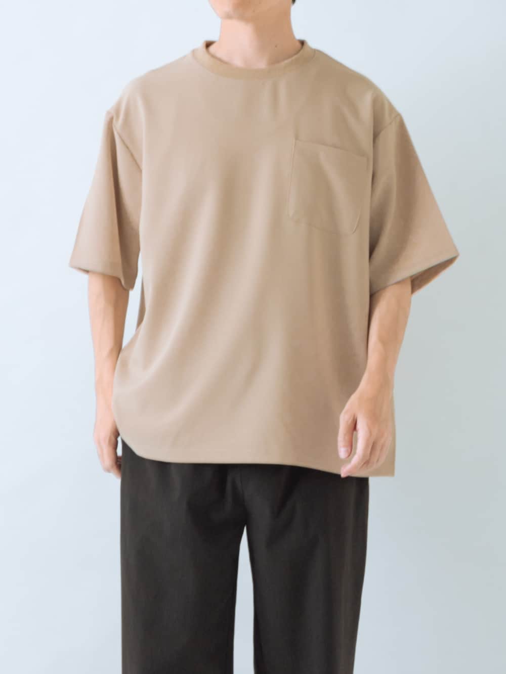 ブラック系のその他パンツ、ベージュ系のTシャツ/カットソーを着用したメンズの夏コーディネートの2枚目の写真