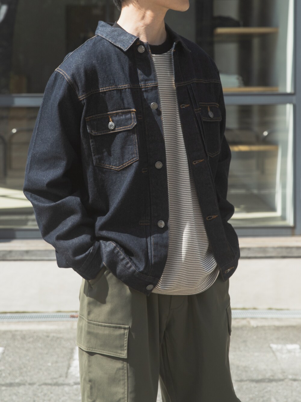 ブルー系のデニムジャケット、グリーン系のその他パンツを着用したメンズの秋コーディネートの3枚目の写真