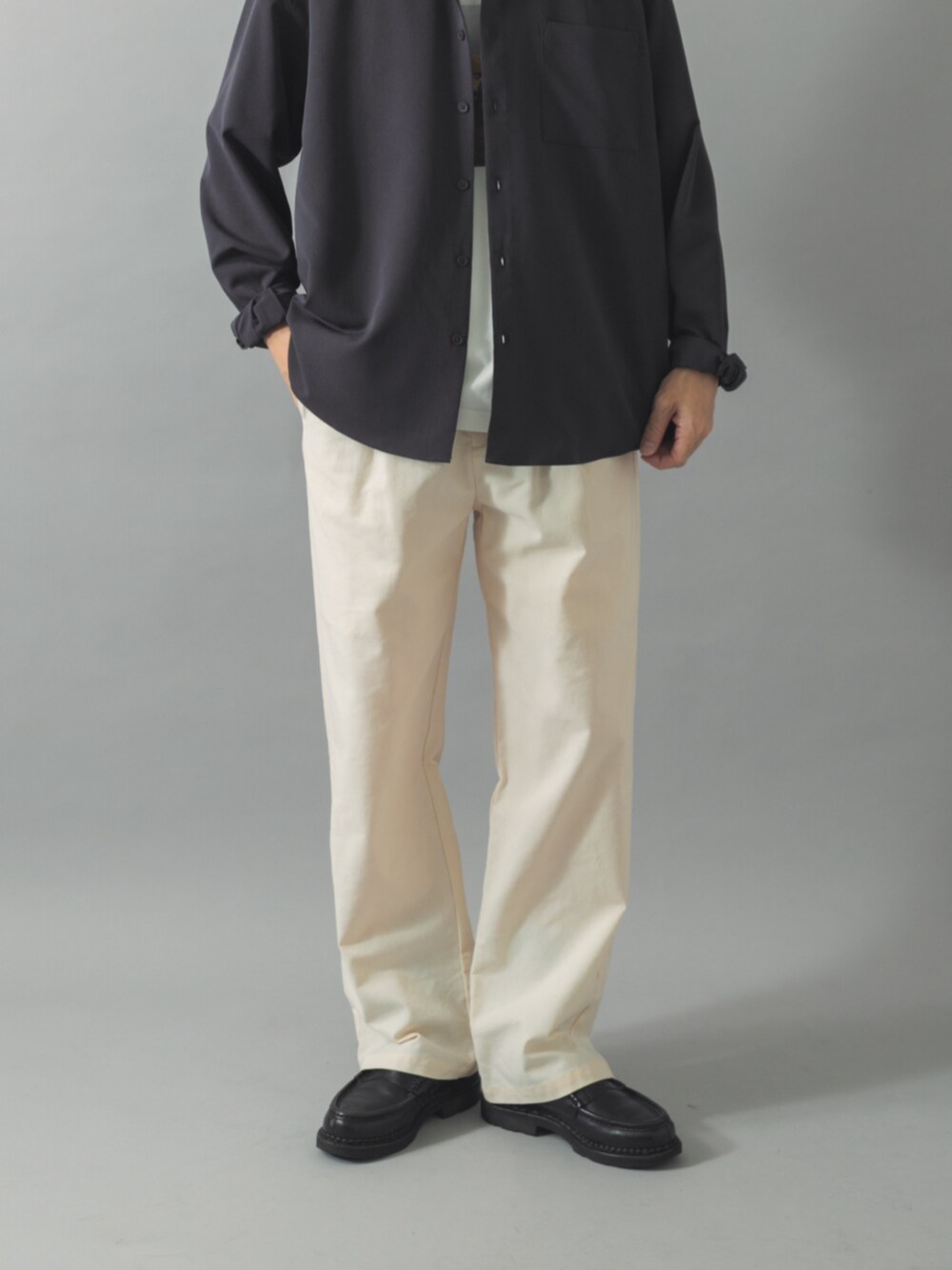 ホワイト系のその他パンツ、その他のTシャツ/カットソー、グレー系のシャツ/ブラウスを着用したメンズの夏コーディネートの2枚目の写真