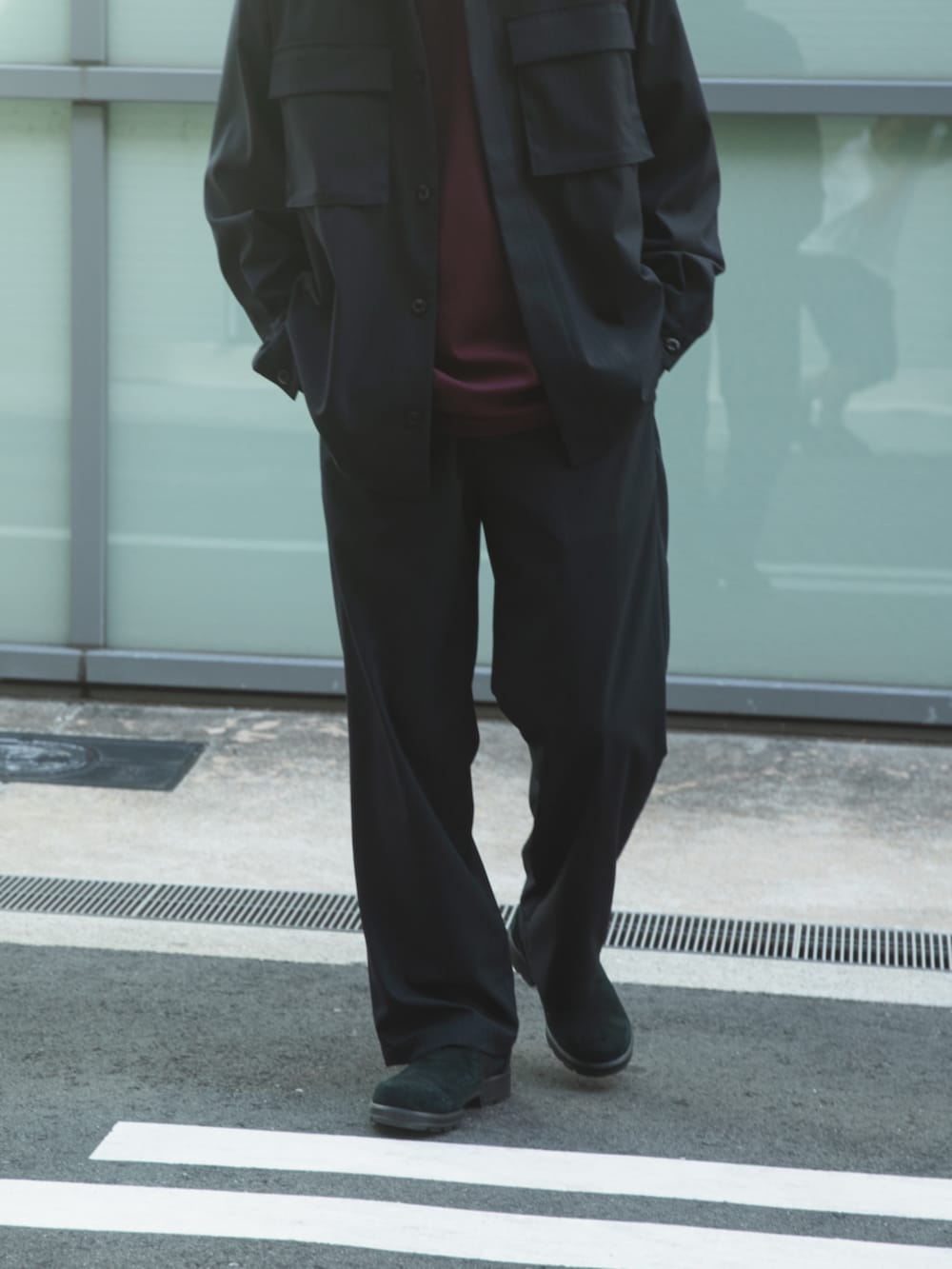 ブルー系のその他アウター、レッド系のTシャツ/カットソー、ブルー系のその他パンツを着用したメンズの秋コーディネートの3枚目の写真