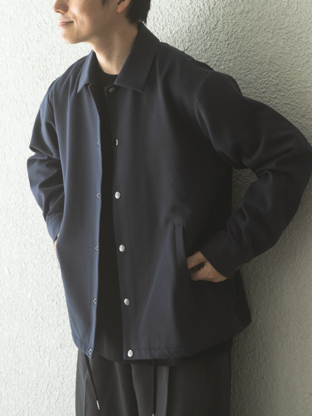 ブラック系のその他パンツ、ブラック系のTシャツ/カットソー、ブルー系のその他アウターを着用したメンズの秋コーディネートの2枚目の写真