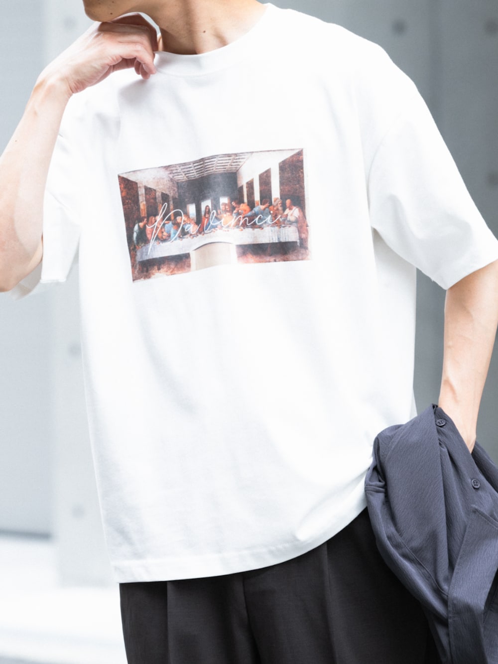ブラック系のその他パンツ、ブルー系のシャツ/ブラウス、その他のTシャツ/カットソーを着用したメンズの夏コーディネートの2枚目の写真