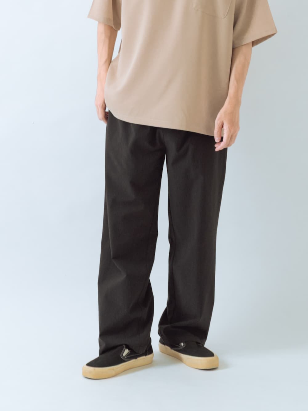 ブラック系のその他パンツ、ベージュ系のTシャツ/カットソーを着用したメンズの夏コーディネートの3枚目の写真
