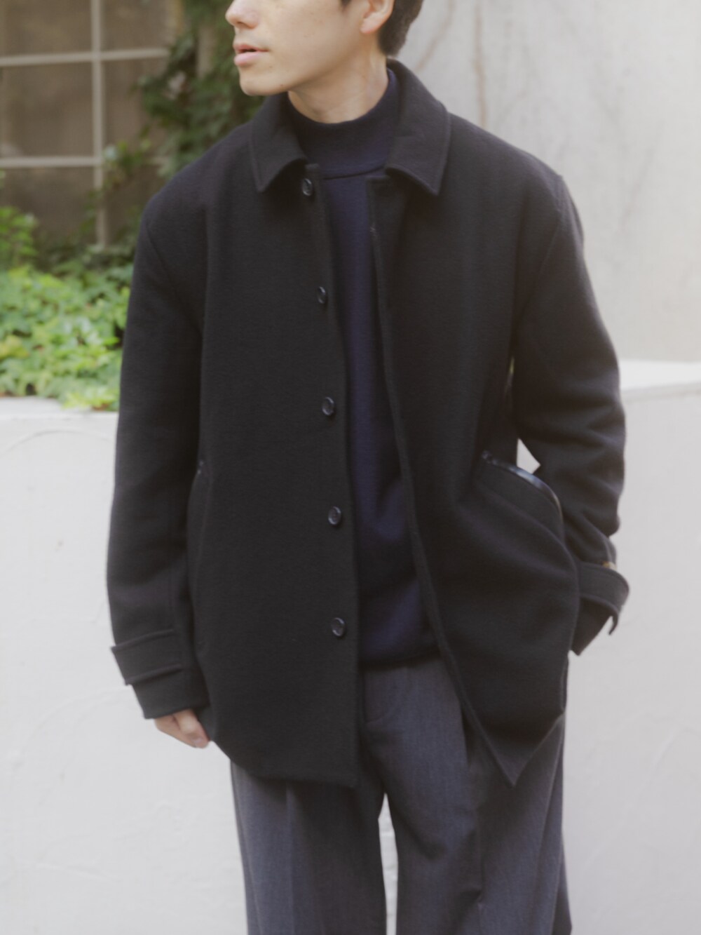 ブラック系のその他アウター、グレー系のその他パンツを着用したメンズの秋コーディネートの2枚目の写真