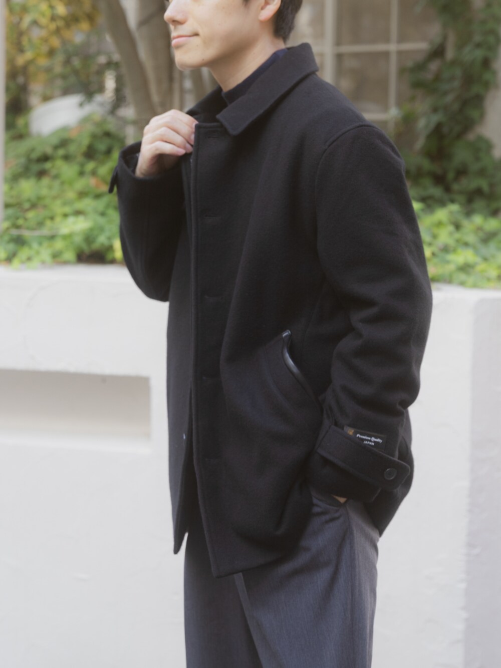 ブラック系のその他アウター、グレー系のその他パンツを着用したメンズの秋コーディネートの3枚目の写真