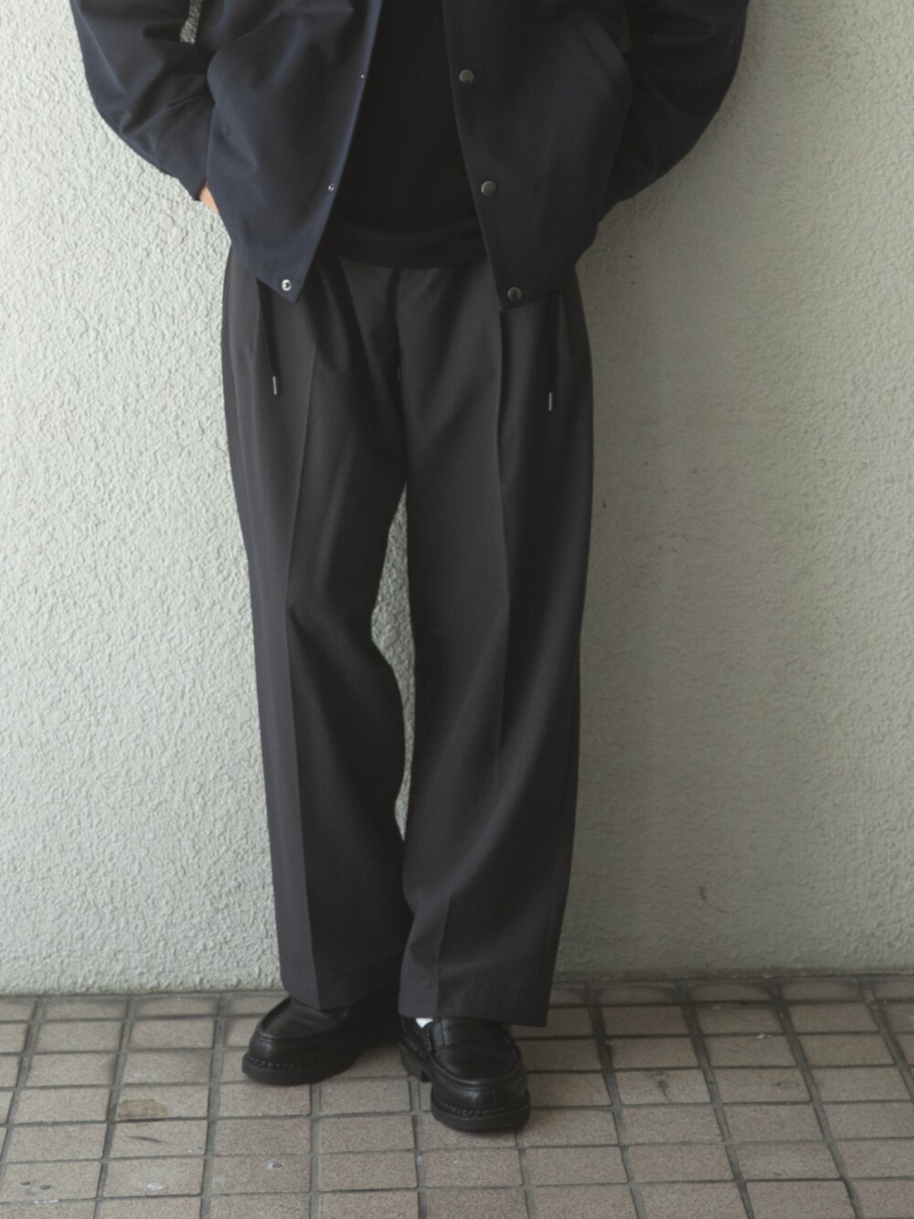 ブラック系のその他パンツ、ブラック系のTシャツ/カットソー、ブルー系のその他アウターを着用したメンズの秋コーディネートの3枚目の写真