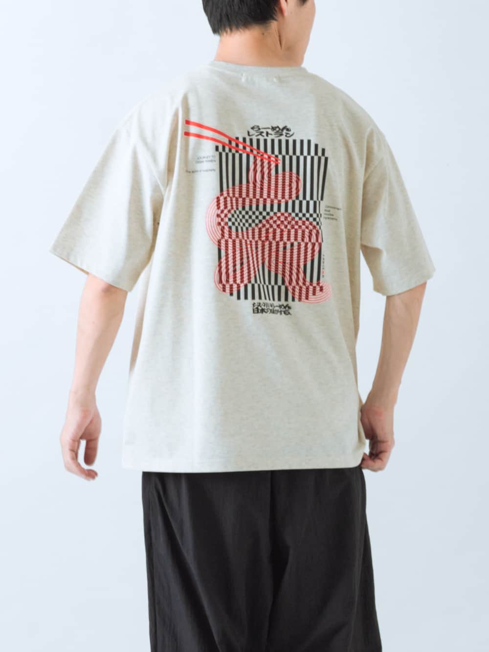 ホワイト系のTシャツ/カットソー、ブラック系のその他パンツを着用したメンズの夏コーディネートの3枚目の写真