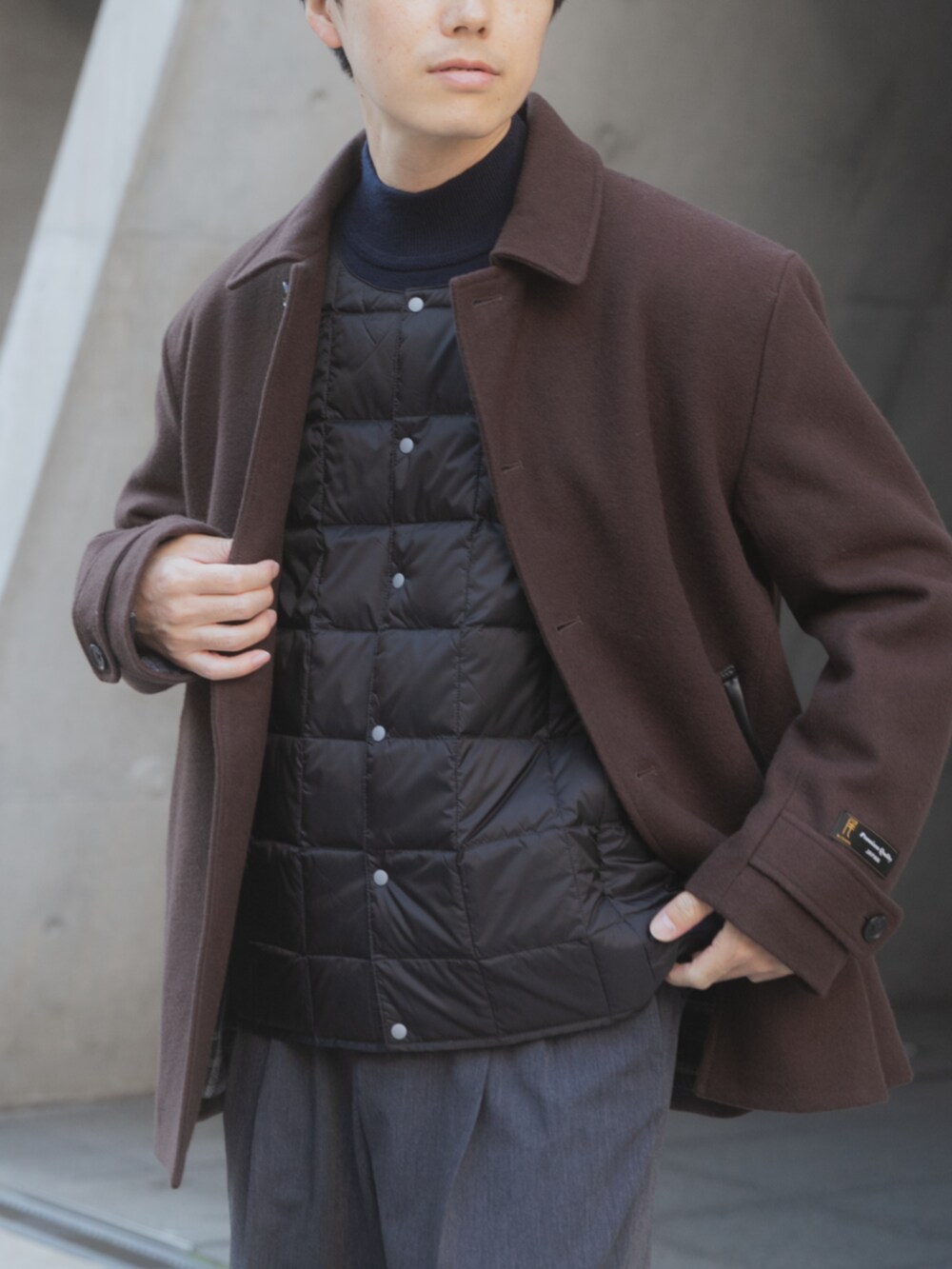 グレー系のその他パンツ、ブラウン系のその他アウター、ブラック系のダウンベストを着用したメンズの秋コーディネートの2枚目の写真
