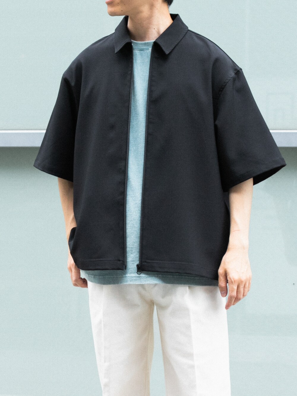 ホワイト系のその他パンツ、ブラック系のシャツ/ブラウス、グリーン系のTシャツ/カットソーを着用したメンズの夏コーディネートの2枚目の写真