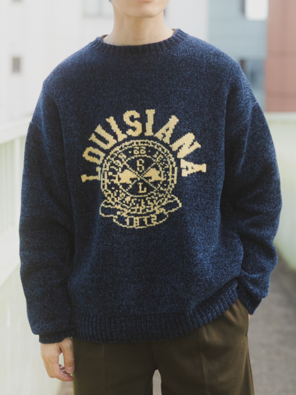 ブルー系のニット/セーター、グリーン系のその他パンツを着用したメンズの秋コーディネートの3枚目の写真