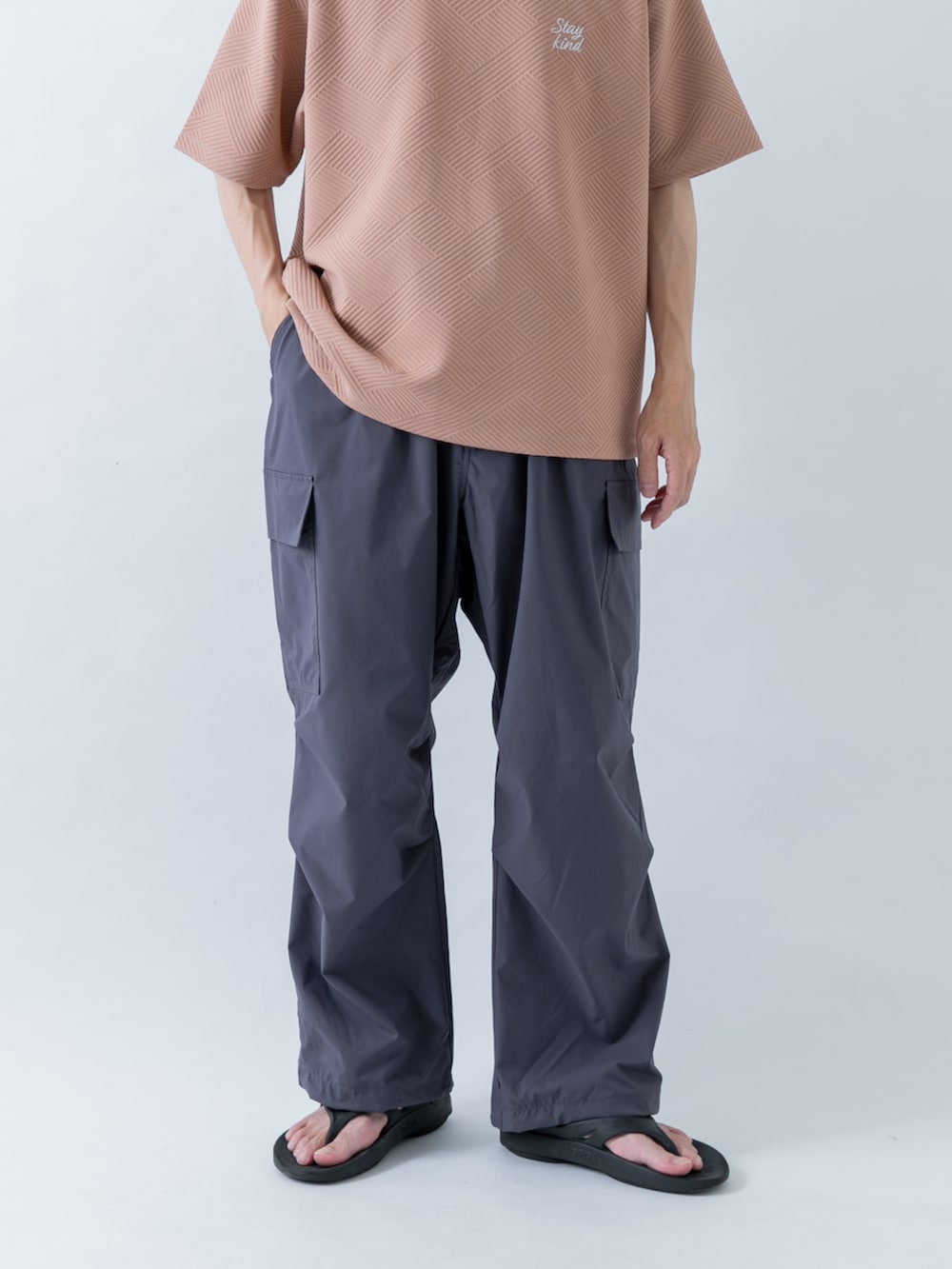 ピンク系のTシャツ/カットソー、グレー系のその他パンツを着用したメンズの夏コーディネートの3枚目の写真