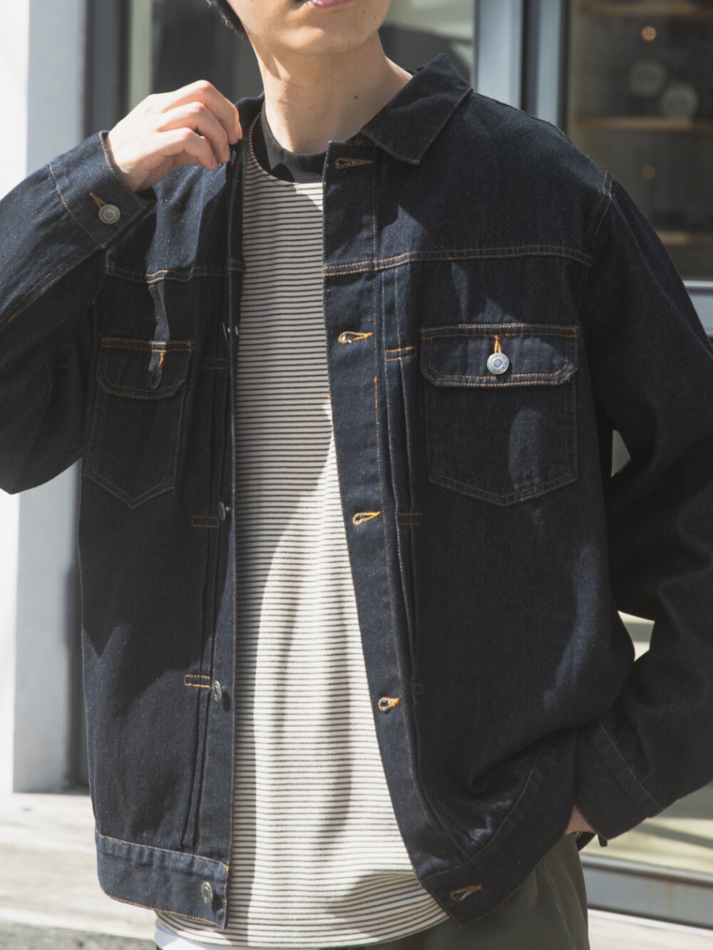 ブルー系のデニムジャケット、グリーン系のその他パンツを着用したメンズの秋コーディネートの2枚目の写真