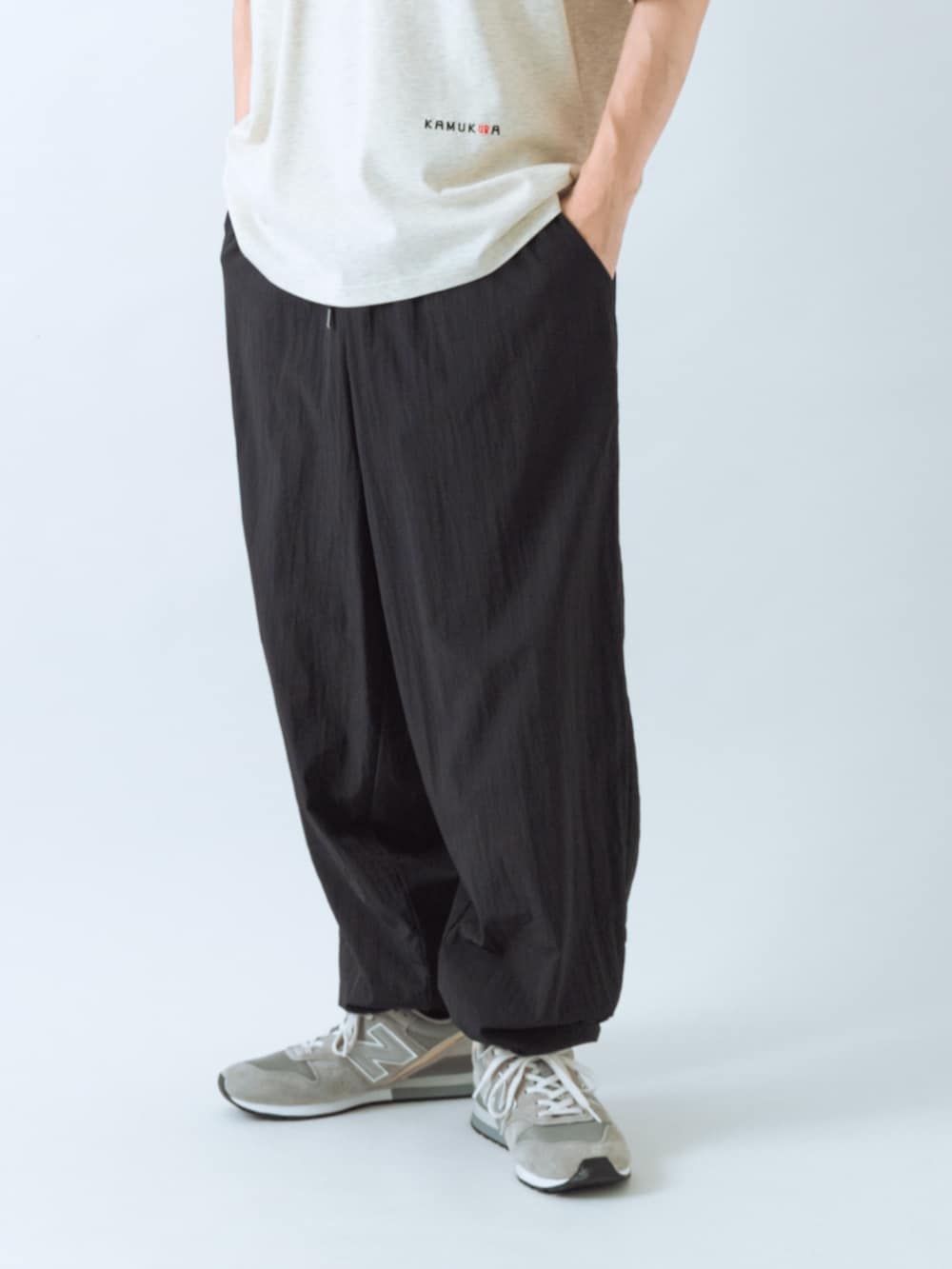ホワイト系のTシャツ/カットソー、ブラック系のその他パンツを着用したメンズの夏コーディネートの5枚目の写真