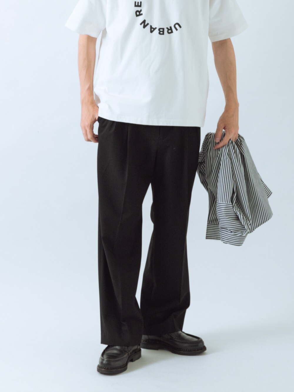 ブラック系のその他パンツ、ホワイト系のTシャツ/カットソーを着用したメンズの夏コーディネートの3枚目の写真
