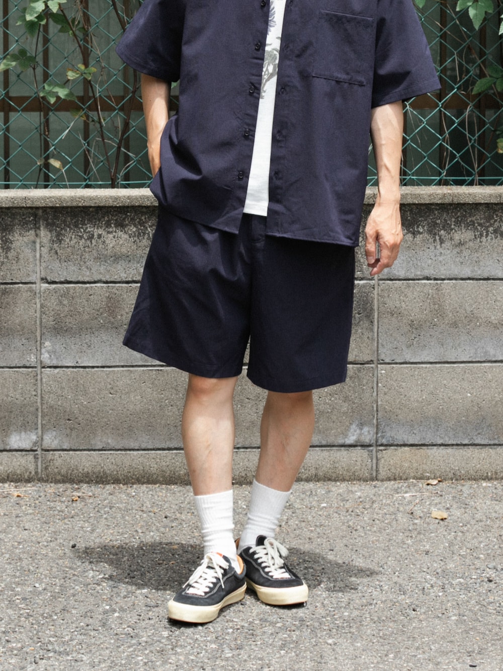 ブルー系のシャツ/ブラウス、ブルー系のその他パンツを着用したメンズの夏コーディネートの2枚目の写真