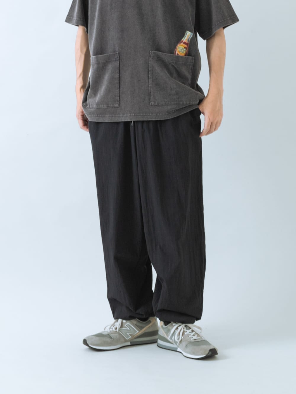 ブラック系のその他パンツ、ブラック系のTシャツ/カットソーを着用したメンズの夏コーディネートの2枚目の写真