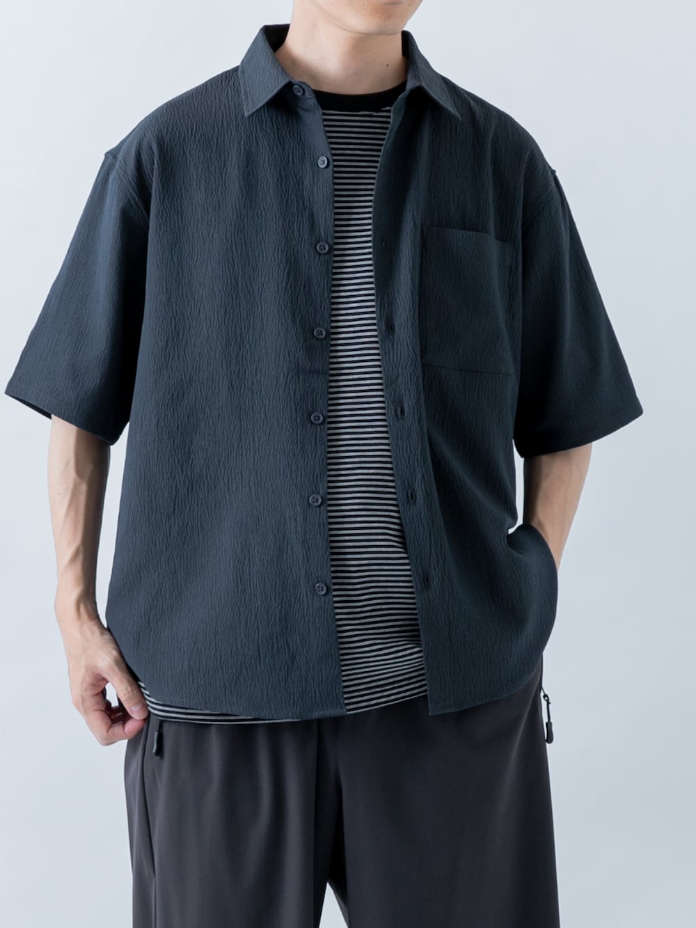 ブルー系のシャツ/ブラウス、ブラック系のその他パンツを着用したメンズの夏コーディネートの2枚目の写真