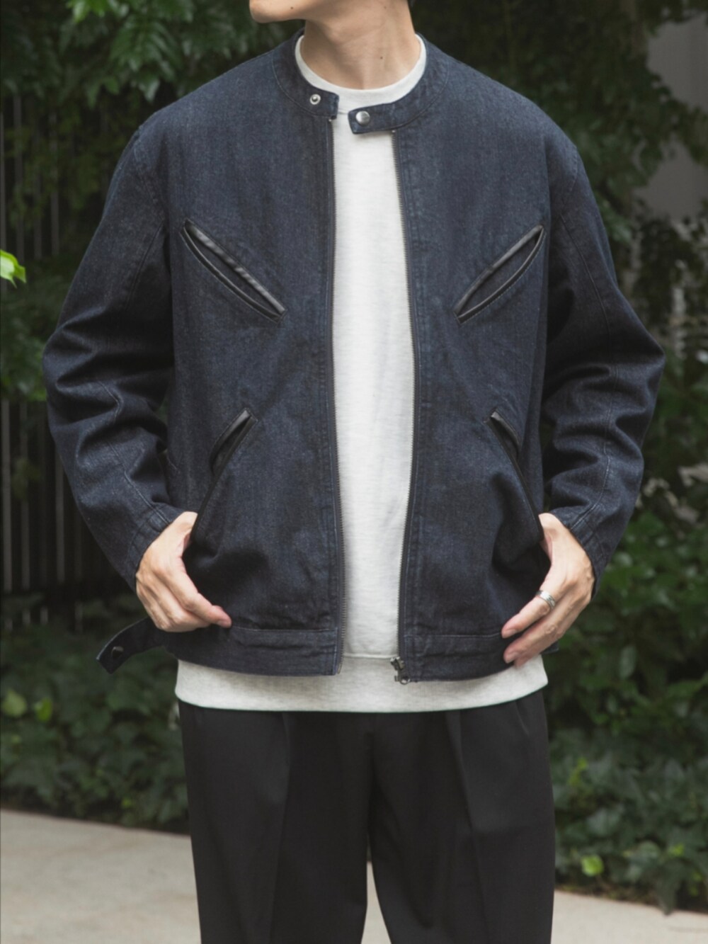 ブルー系のデニムジャケット、ホワイト系のスウェット、ブラック系のその他パンツを着用したメンズの秋コーディネートの3枚目の写真